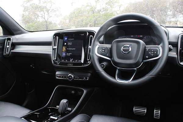 2022 Volvo XC40 T5 R-Design