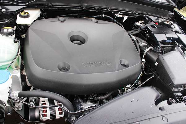 2022 Volvo XC40 T5 R-Design