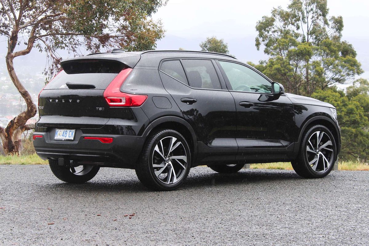 2022 Volvo XC40 T5 R-Design