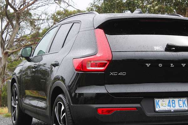 2022 Volvo XC40 T5 R-Design