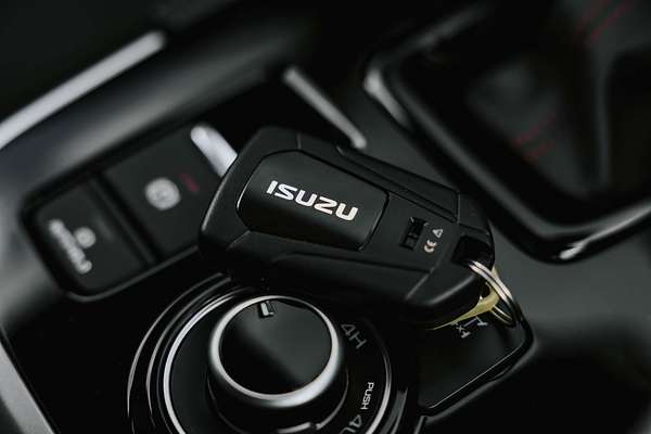 2025 Isuzu MU-X X-TERRAIN