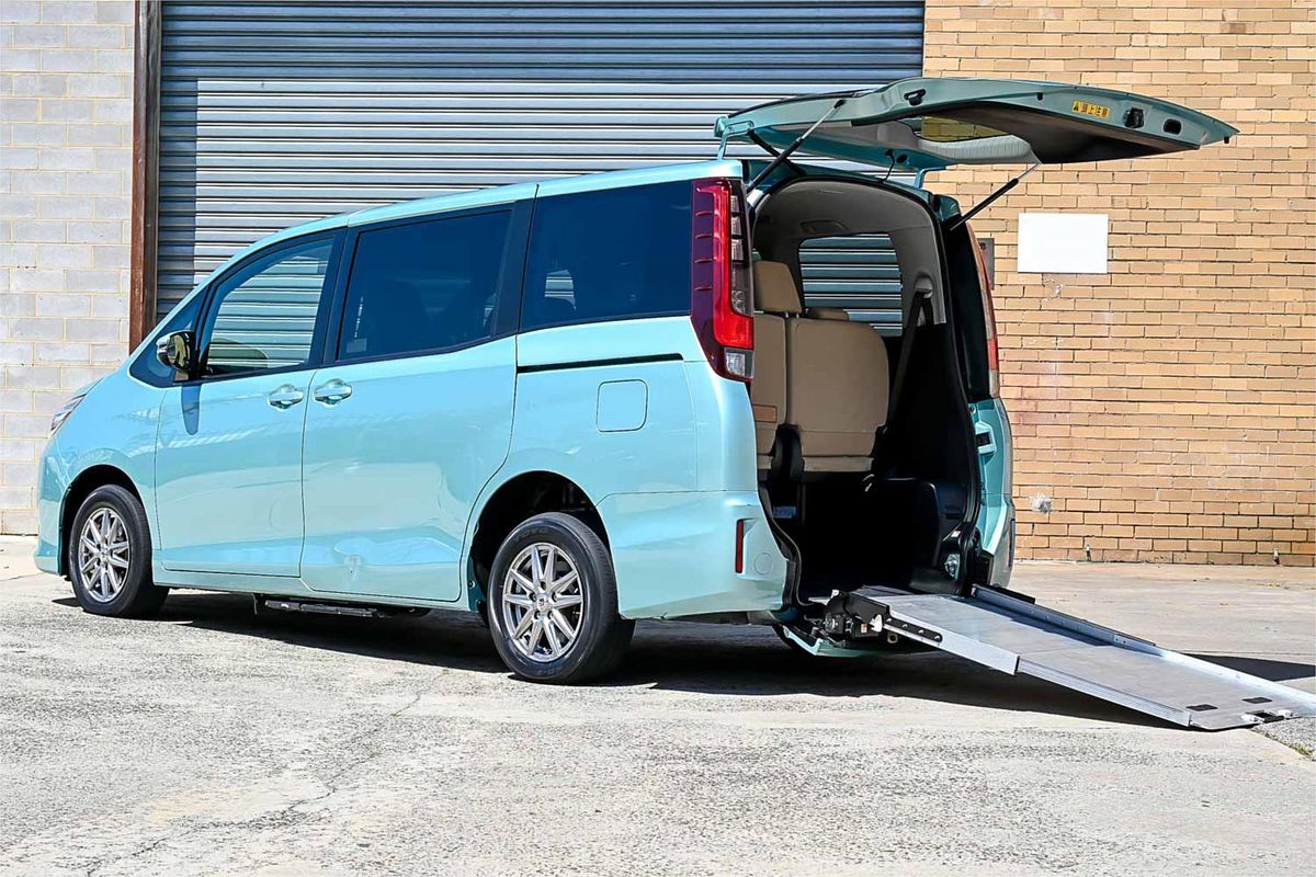 2014 Toyota Noah Welcab ZRR80