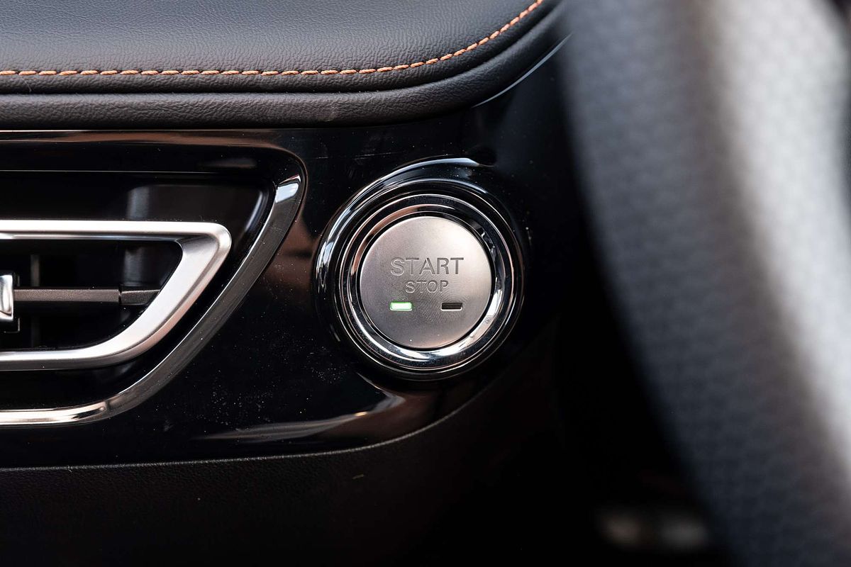 2025 MG HS Excite AS33