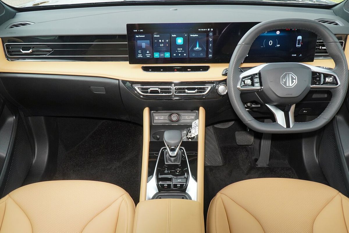 2024 MG HS Essence AS33