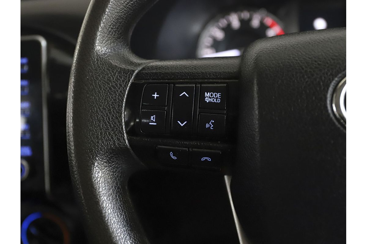 Hilux 4x4 SR 2.8L T Diesel Manual Double Cab C/C 2L70330 001