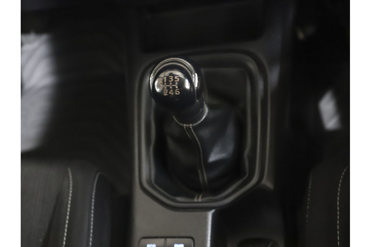 Hilux 4x4 SR 2.8L T Diesel Manual Double Cab C/C 2L70330 001