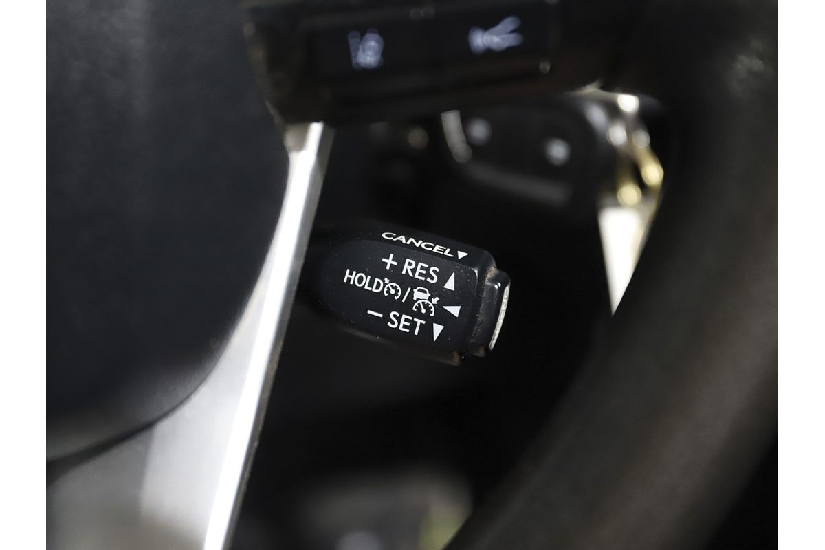 Hilux 4x4 SR 2.8L T Diesel Manual Double Cab C/C 2L70330 001