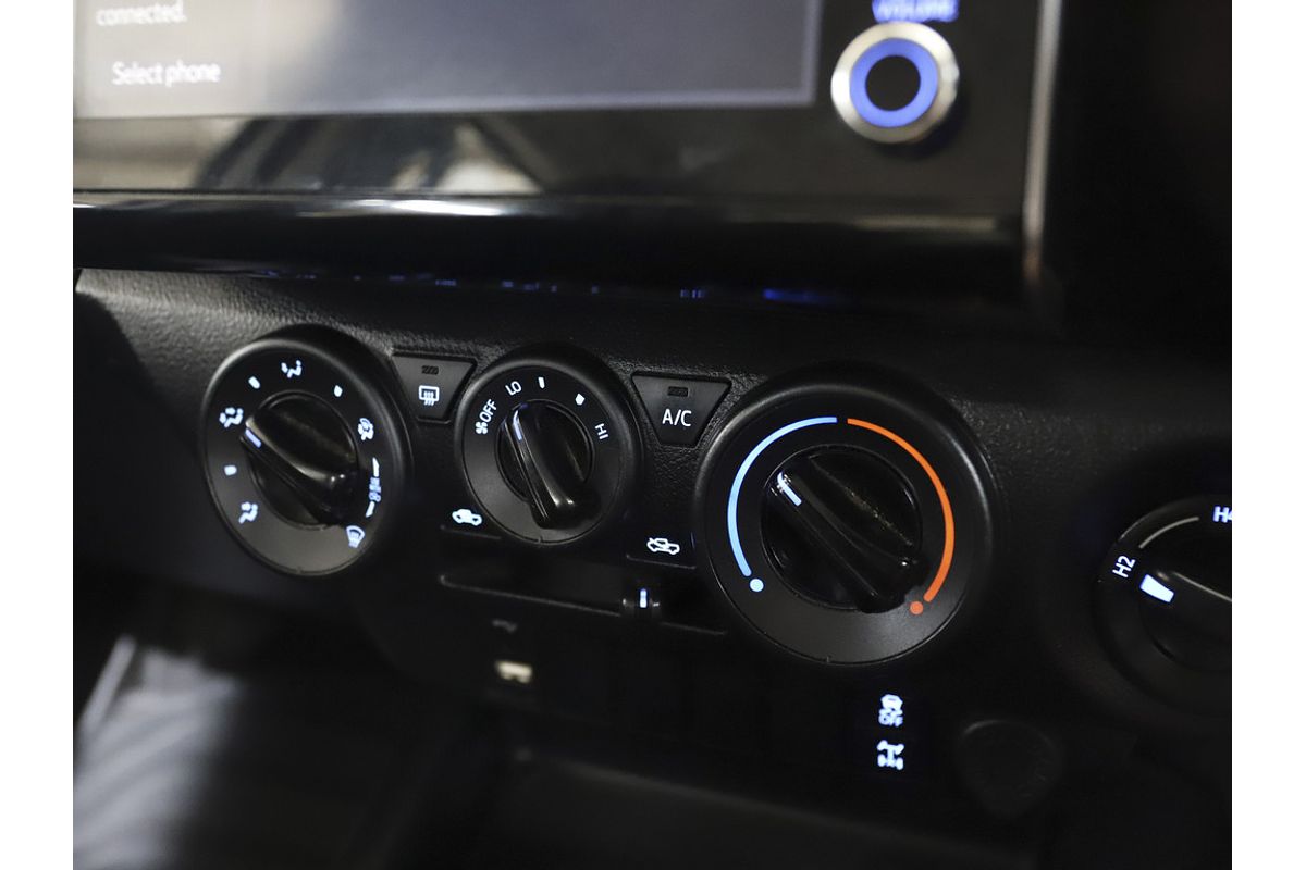 Hilux 4x4 SR 2.8L T Diesel Manual Double Cab C/C 2L70330 001