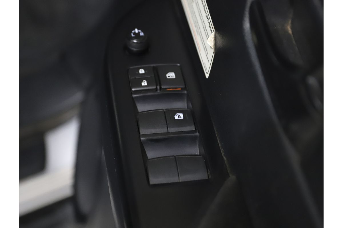 Hilux 4x4 SR 2.8L T Diesel Manual Double Cab C/C 2L70330 001