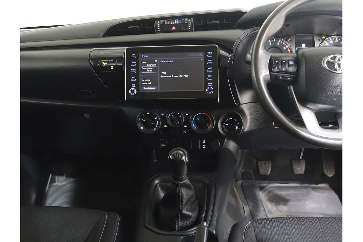 Hilux 4x4 SR 2.8L T Diesel Manual Double Cab C/C 2L70330 001