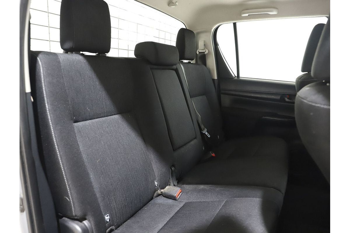 Hilux 4x4 SR 2.8L T Diesel Manual Double Cab C/C 2L70330 001