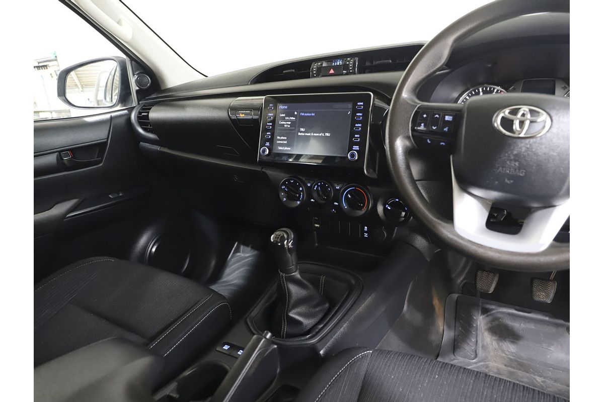 Hilux 4x4 SR 2.8L T Diesel Manual Double Cab C/C 2L70330 001