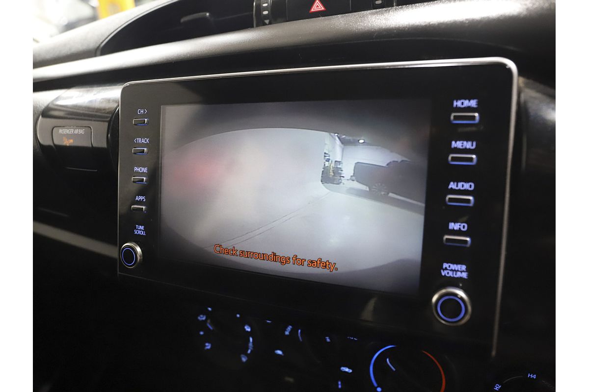 Hilux 4x4 SR 2.8L T Diesel Manual Double Cab C/C 2L70330 001