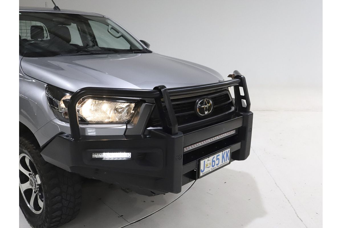 Hilux 4x4 SR 2.8L T Diesel Manual Double Cab C/C 2L70330 001