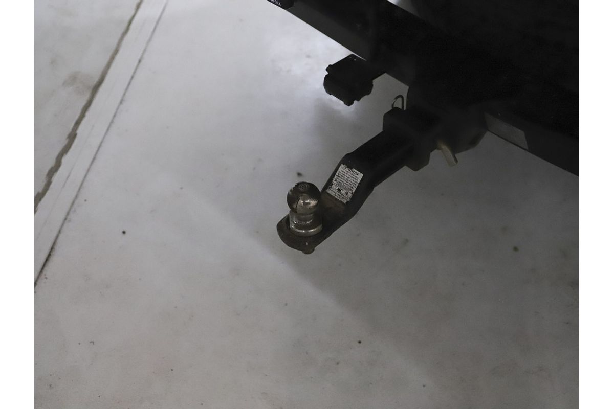 Hilux 4x4 SR 2.8L T Diesel Manual Double Cab C/C 2L70330 001