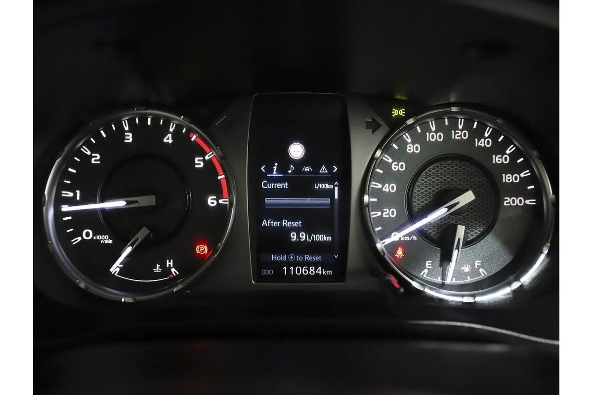 Hilux 4x4 SR 2.8L T Diesel Manual Double Cab C/C 2L70330 001