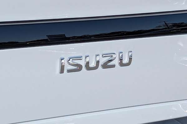 2025 Isuzu MU-X X-TERRAIN