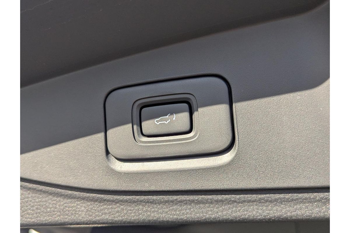 2025 Isuzu MU-X X-TERRAIN