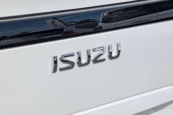 2025 Isuzu MU-X X-TERRAIN