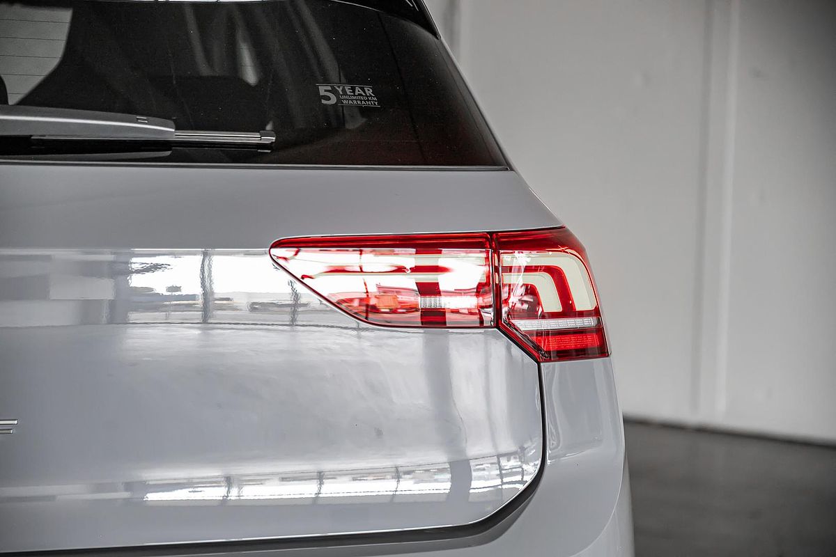 2025 Volkswagen Golf 110TSI R-Line 8.5