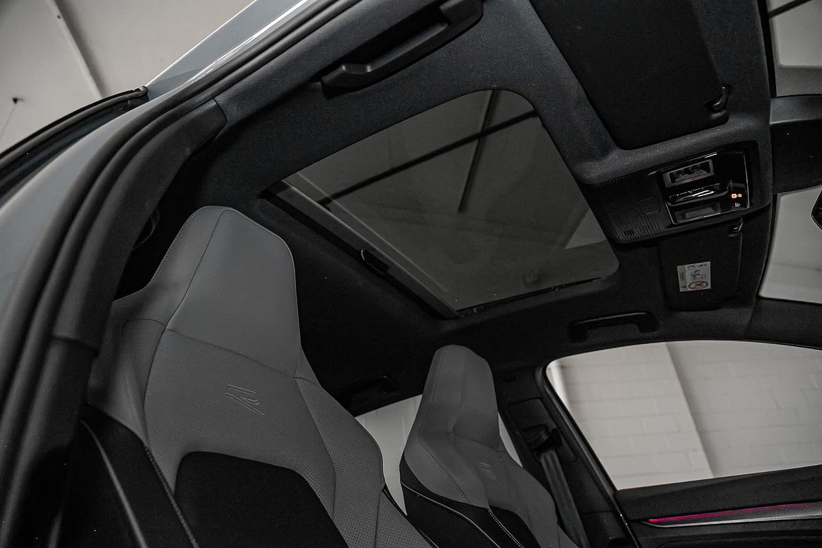 2025 Volkswagen Golf 110TSI R-Line 8.5