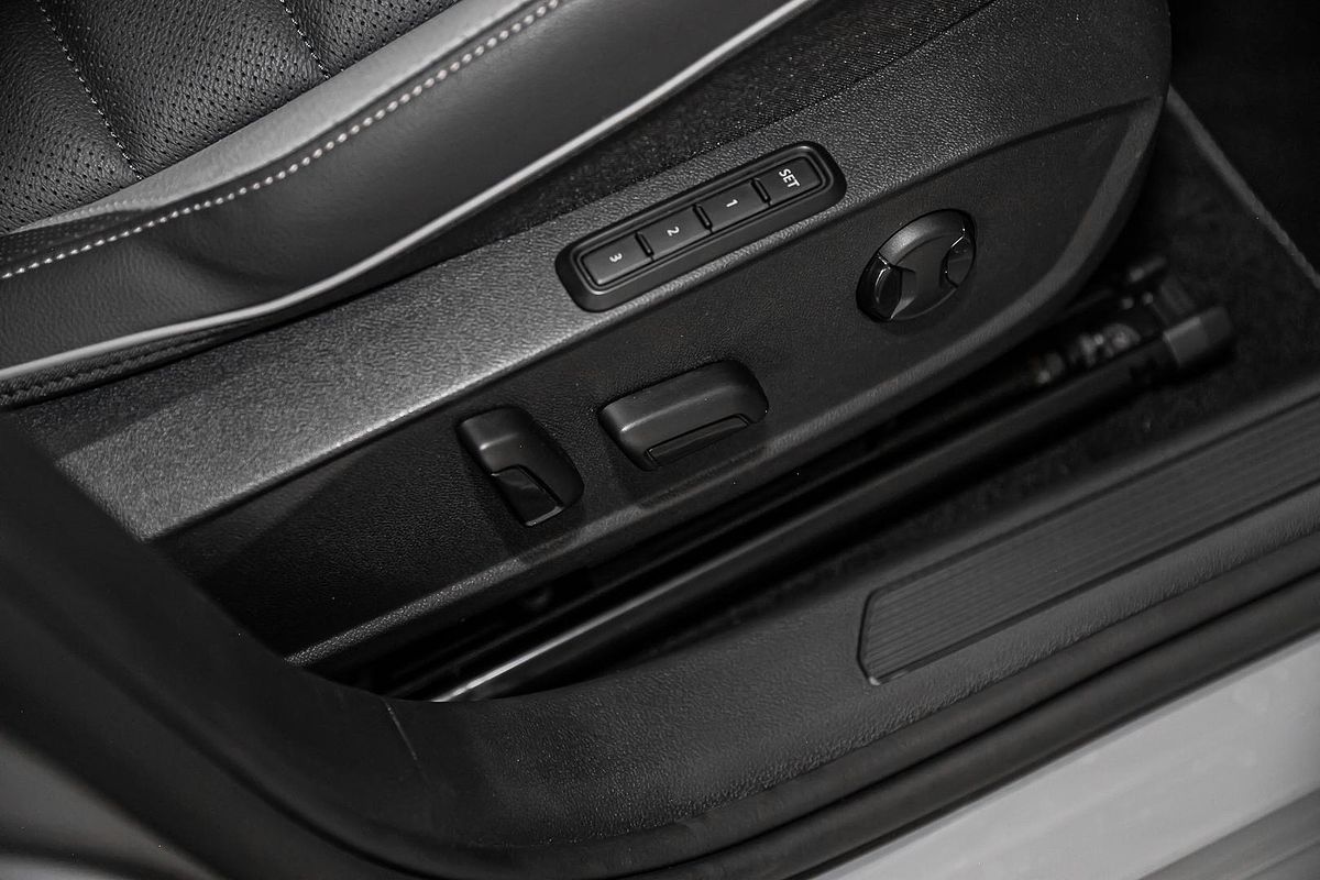 2025 Volkswagen Golf 110TSI R-Line 8.5