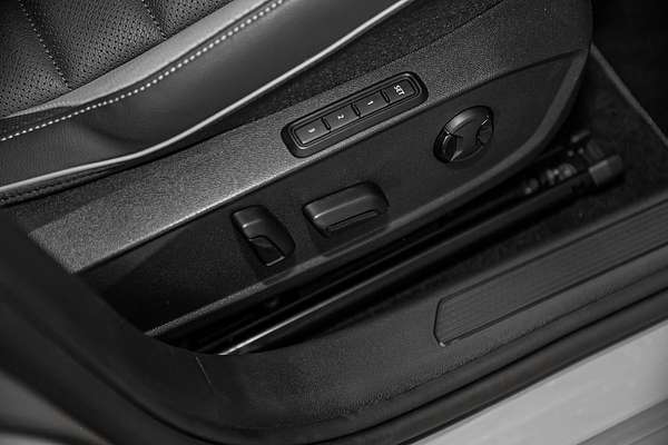 2025 Volkswagen Golf 110TSI R-Line 8.5