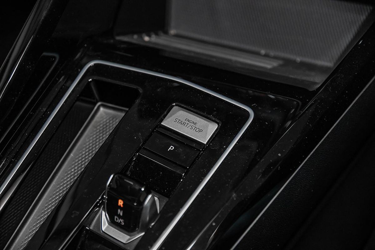 2025 Volkswagen Golf 110TSI R-Line 8.5