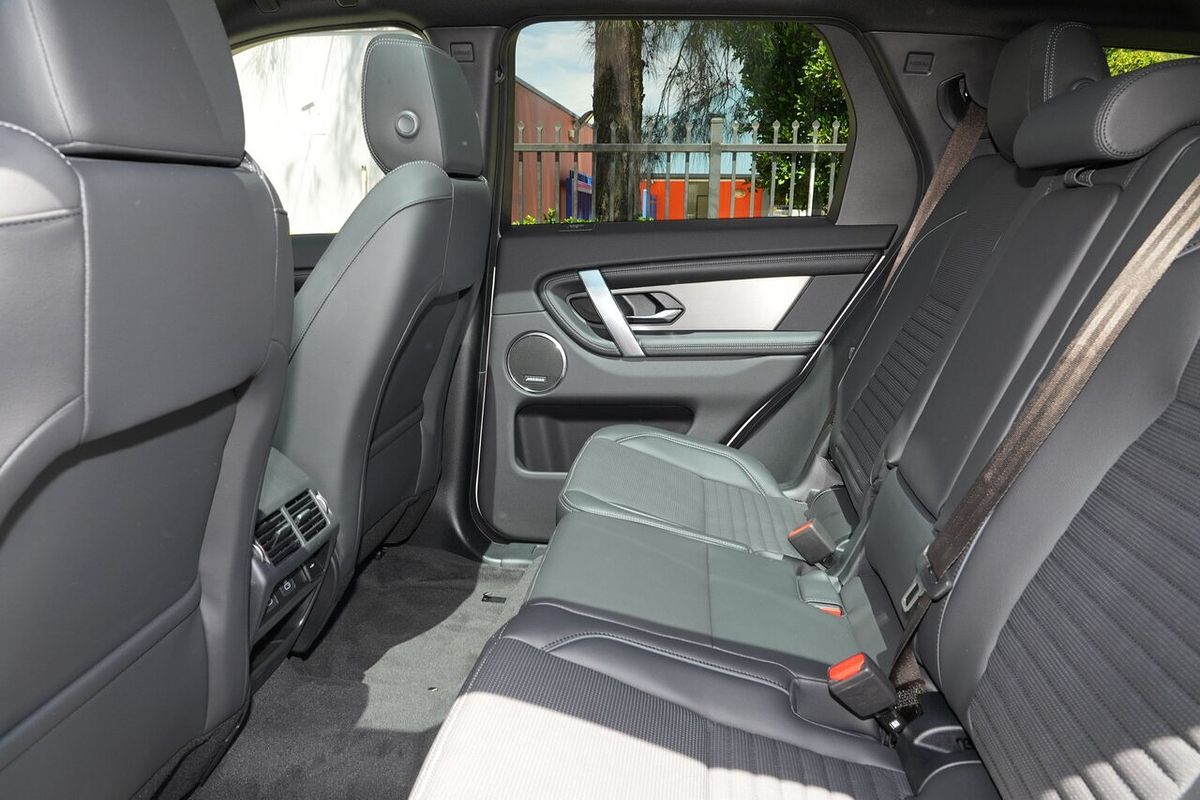 2025 Land Rover Discovery Sport P250 Dynamic SE L550