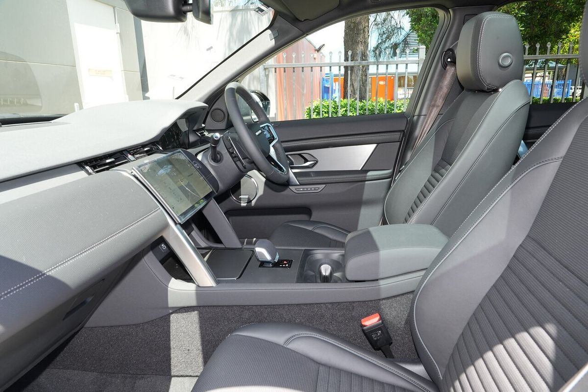 2025 Land Rover Discovery Sport P250 Dynamic SE L550