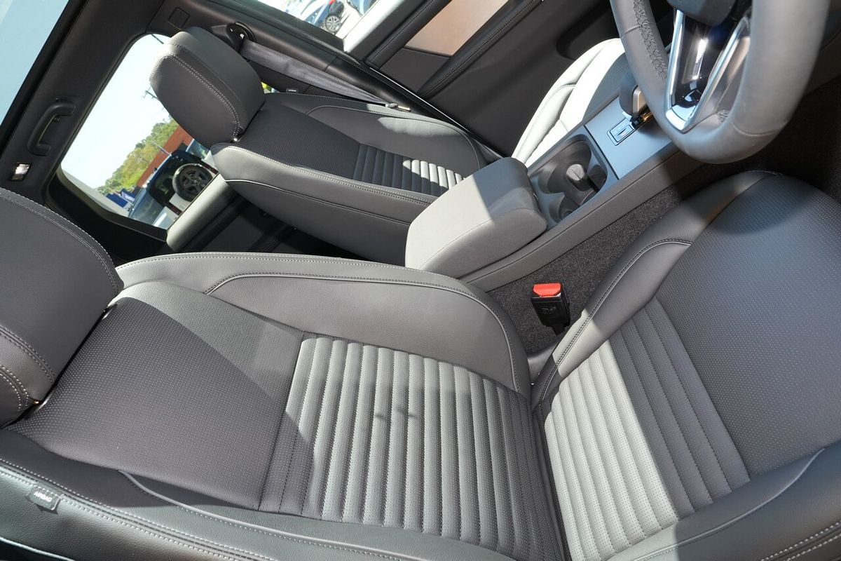 2025 Land Rover Discovery Sport P250 Dynamic SE L550