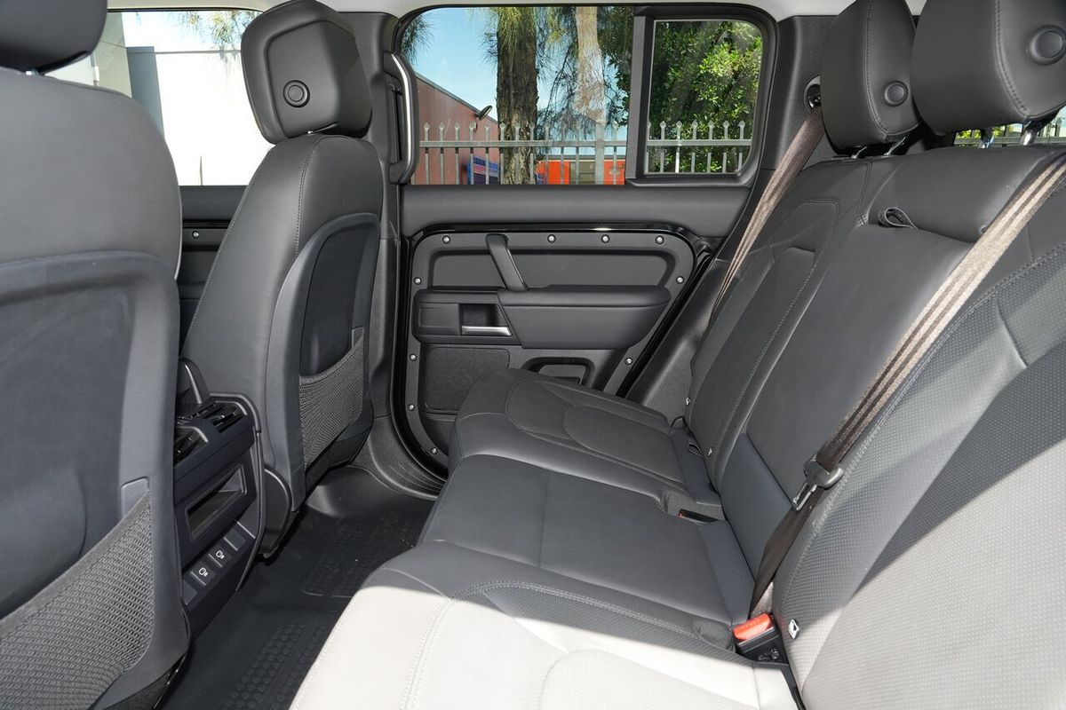 2025 Land Rover Defender 110 P400 S L663