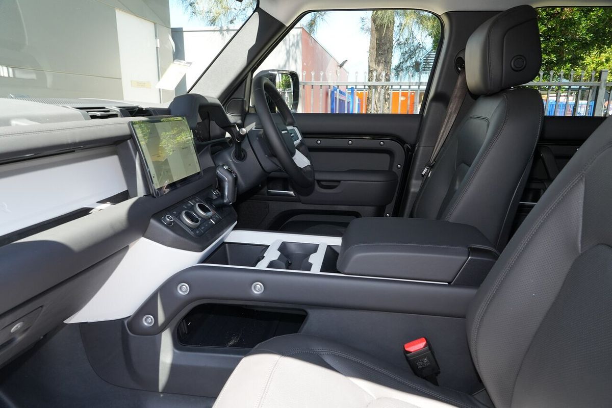 2025 Land Rover Defender 110 P400 S L663