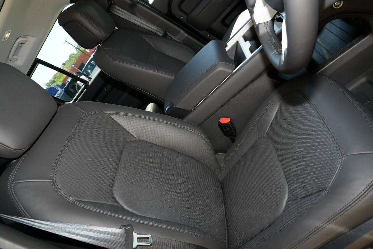 2025 Land Rover Defender 110 P400 S L663