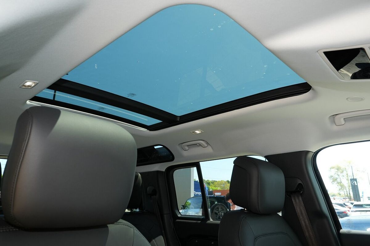 2025 Land Rover Defender 110 P400 S L663