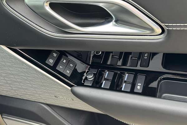 2021 Land Rover Range Rover Velar P400 R-Dynamic HSE L560