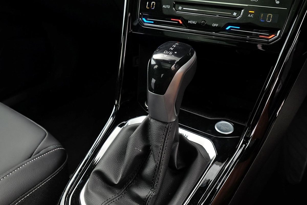 2025 Volkswagen T-Roc 140TSI R-Line D11