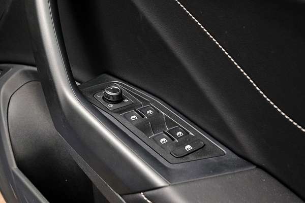 2025 Volkswagen T-Roc 140TSI R-Line D11