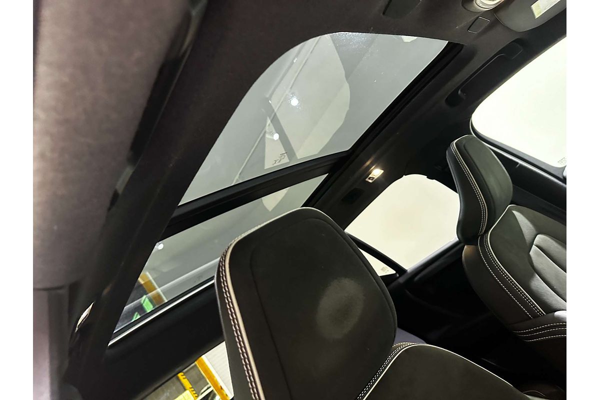 2018 Volvo XC40 T5 R-Design Launch Edition