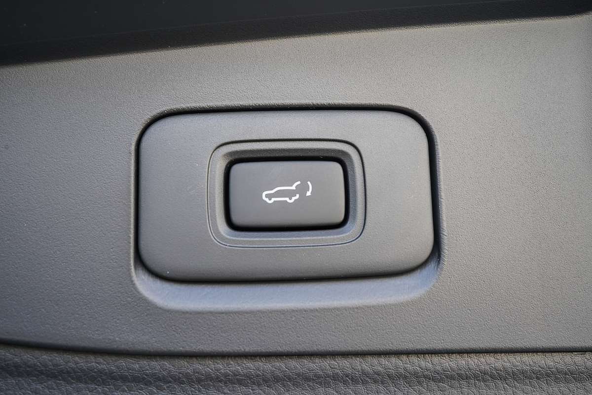 2025 Isuzu MU-X LS-T