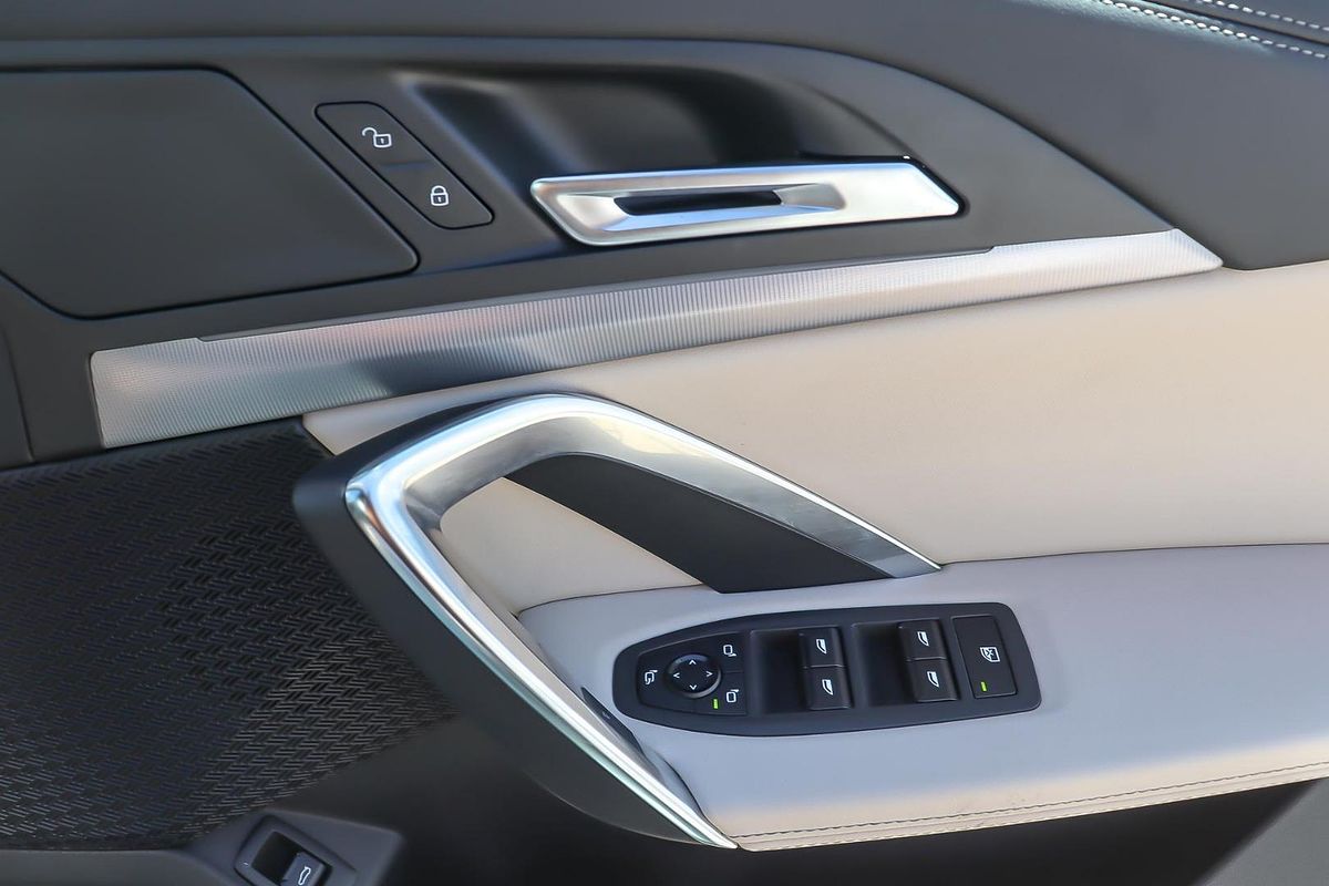 2024 BMW iX1 eDrive20 xLine U11