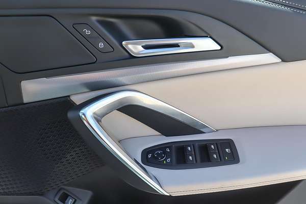 2024 BMW iX1 eDrive20 xLine U11