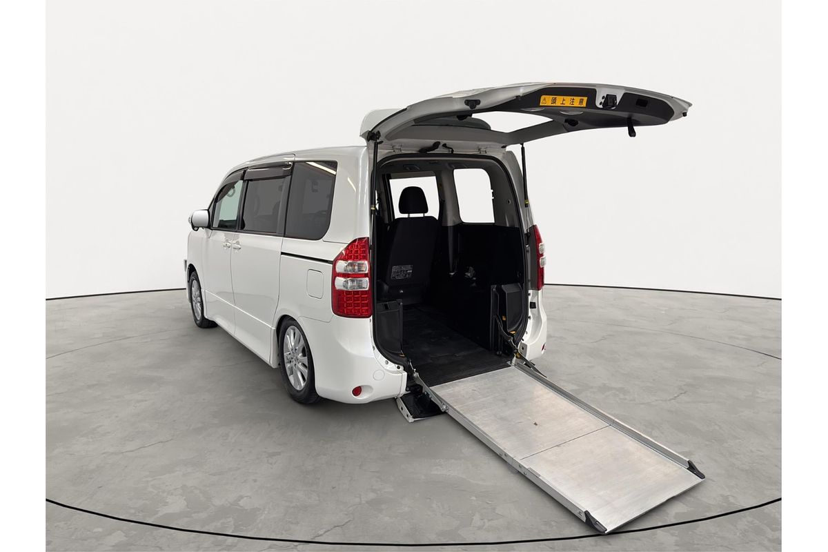 2013 Toyota Noah SI Welcab