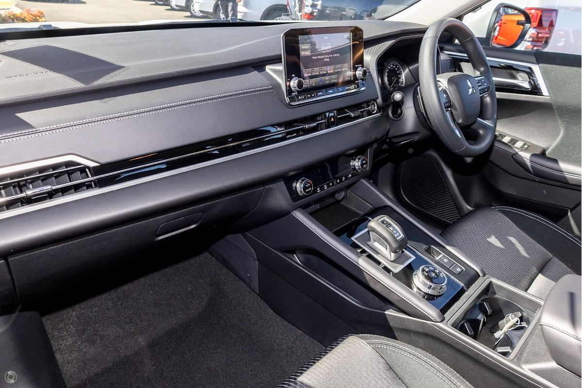 2025 Mitsubishi Outlander ES ZM