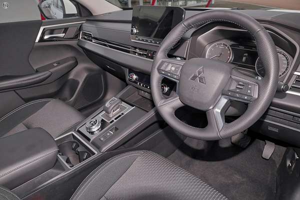 2025 Mitsubishi Outlander LS ZM