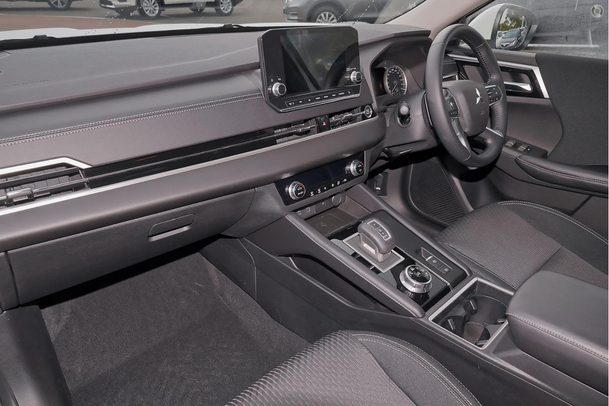 2025 Mitsubishi Outlander LS ZM