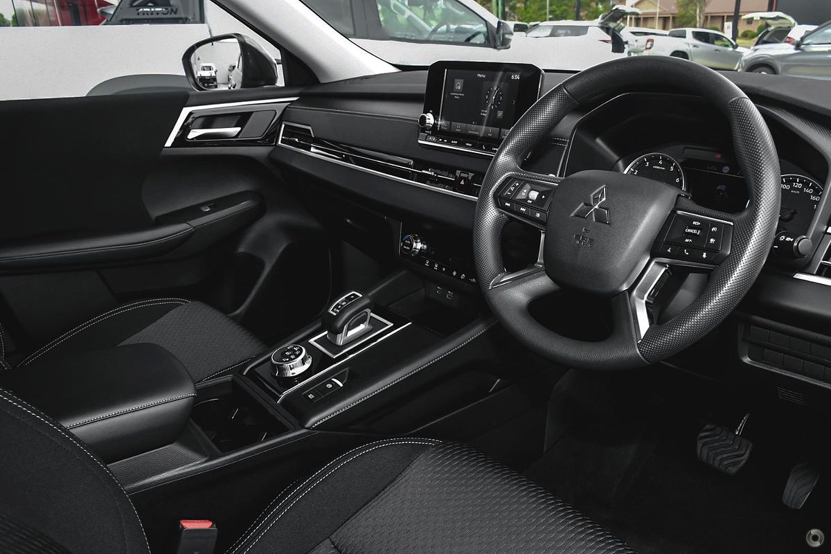 2025 Mitsubishi Outlander ES ZM