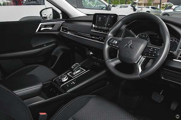 2025 Mitsubishi Outlander ES ZM