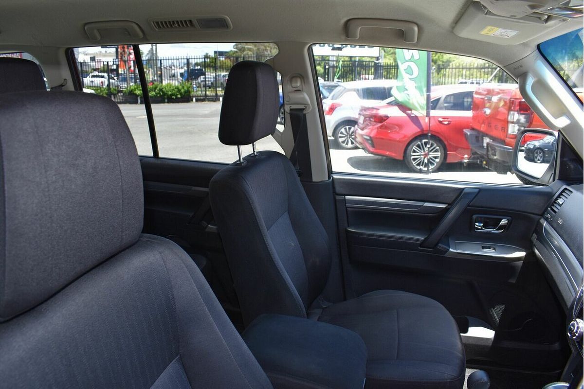 2017 Mitsubishi Pajero GLX NX