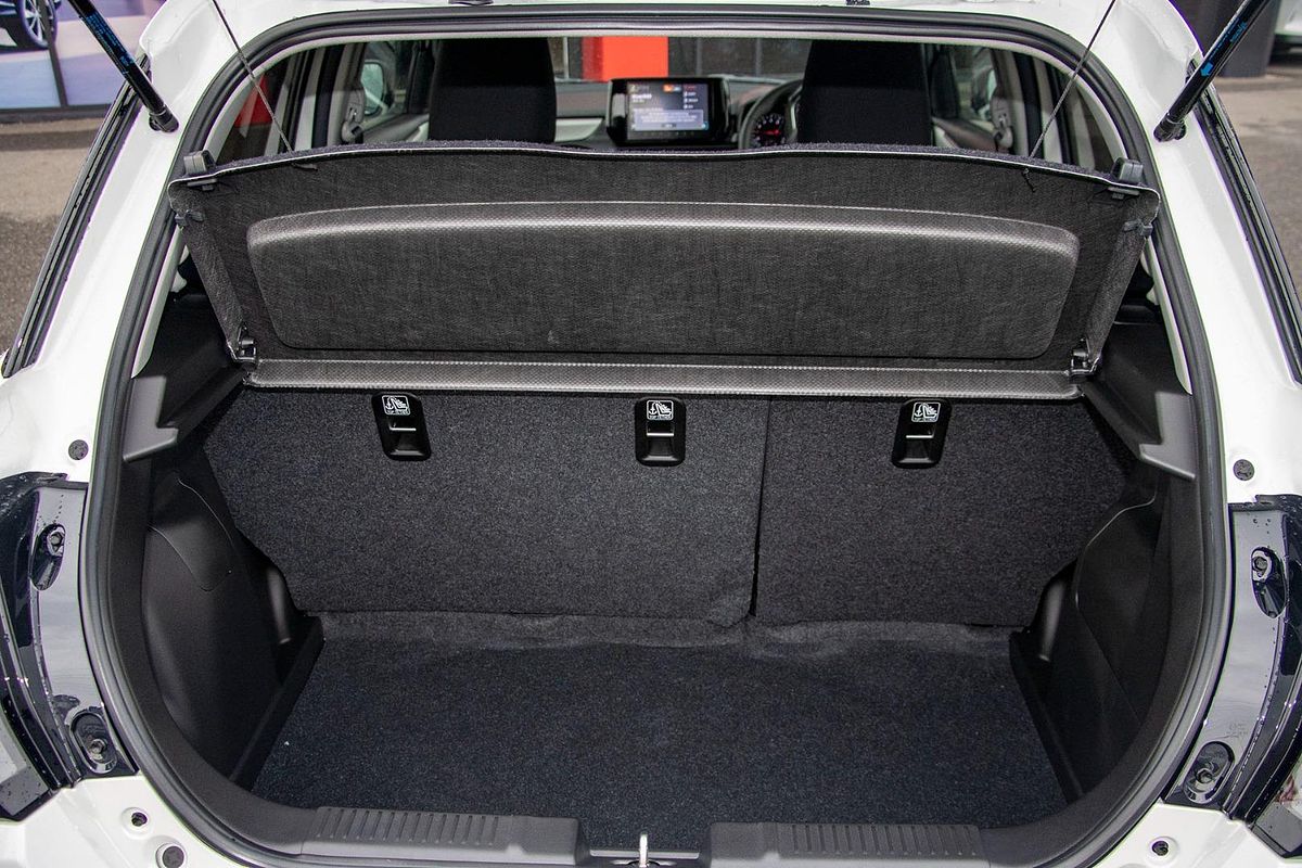 2025 Suzuki Swift Hybrid GLX UZ